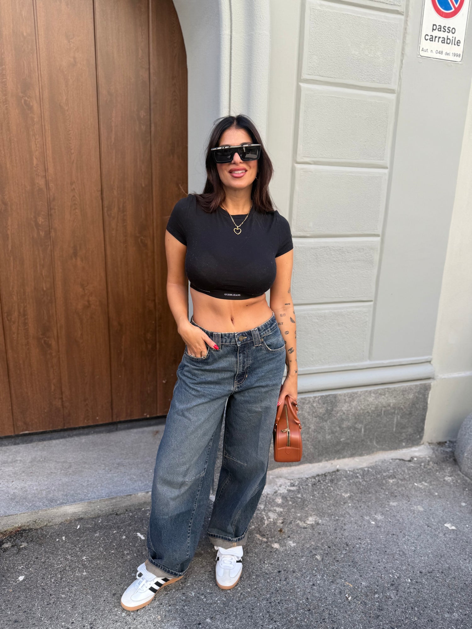 T-shirt crop con banda logata GUESS JEANS