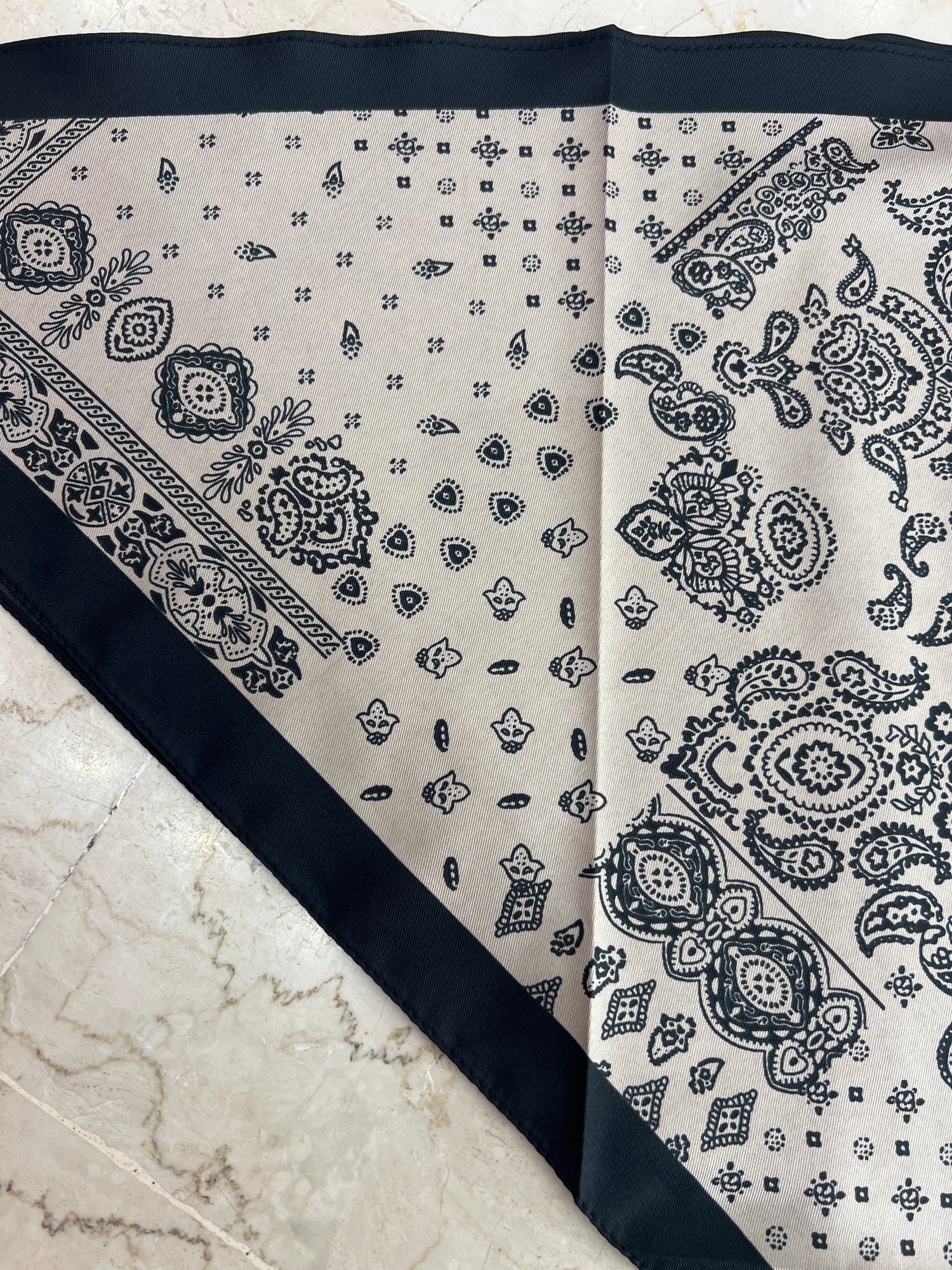 Foulard “Triangle Fantasy” NEW LIP